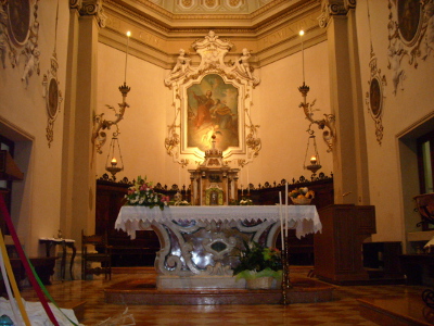 Il presbiterio con l’altare maggiore presente nella parrocchiale di Bonavicina