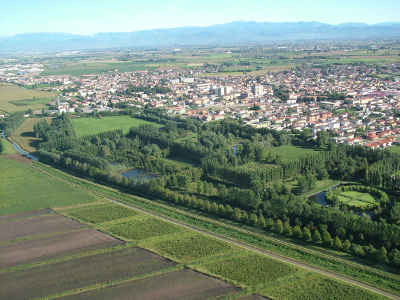 Vista dall’alto del paese di Bovolone con in primo piano il parco “Valle del Menago”